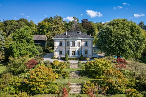 Picture of 12 bedroom house for sale.