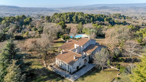 Picture of 6 bedroom house for sale.