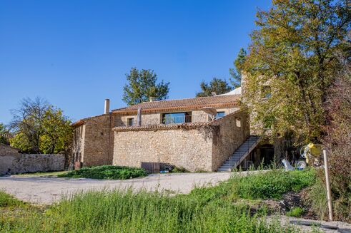 Picture of 5 bedroom house for sale.