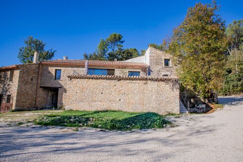 Picture of 5 bedroom house for sale.