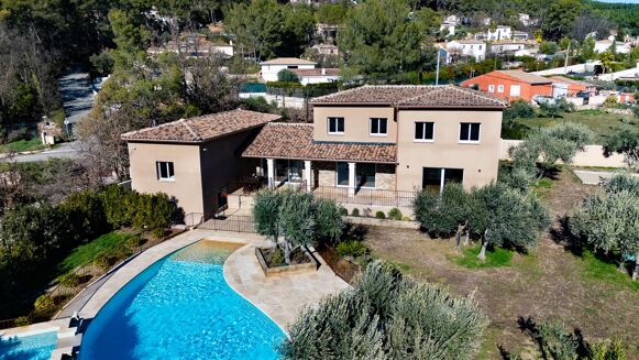 Picture of 5 bedroom villa for sale.