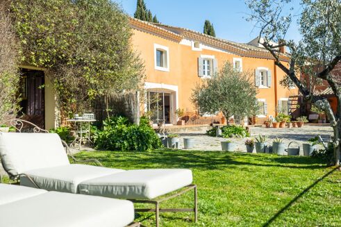 Picture of 5 bedroom house for sale.