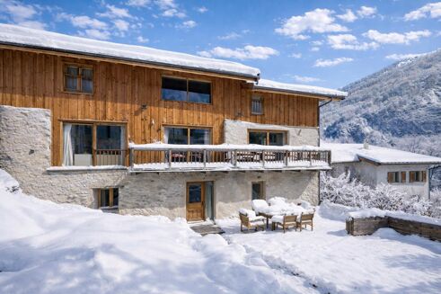 Picture of 5 bedroom chalet for sale.