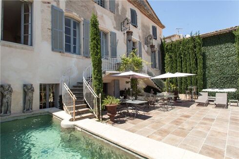 Picture of 6 bedroom townhouse for sale.