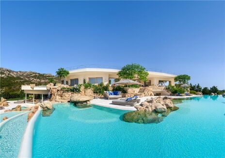 Picture of 6-10 bedroom villa for sale.