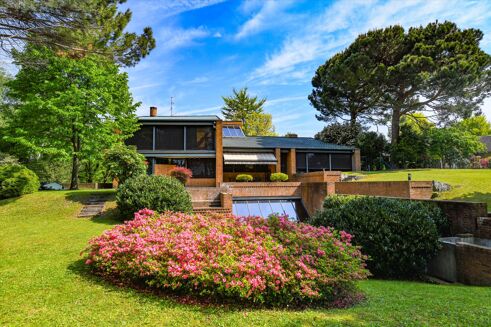 Picture of 4 bedroom villa for sale.