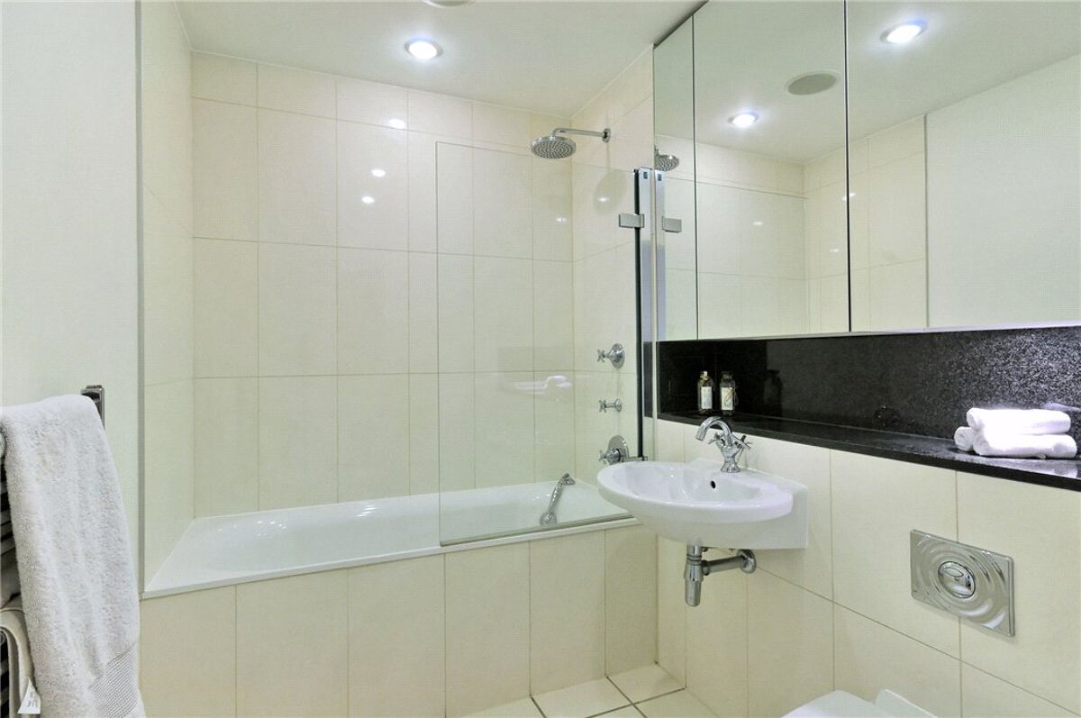 flat for sale in Kingfisher House, Battersea Reach, Juniper Drive