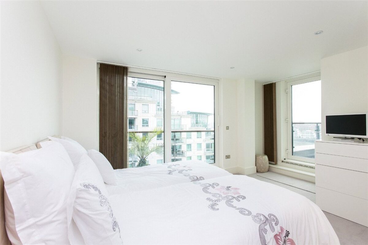 flat for sale in Flagstaff House, St Wharf, Vauxhall, London