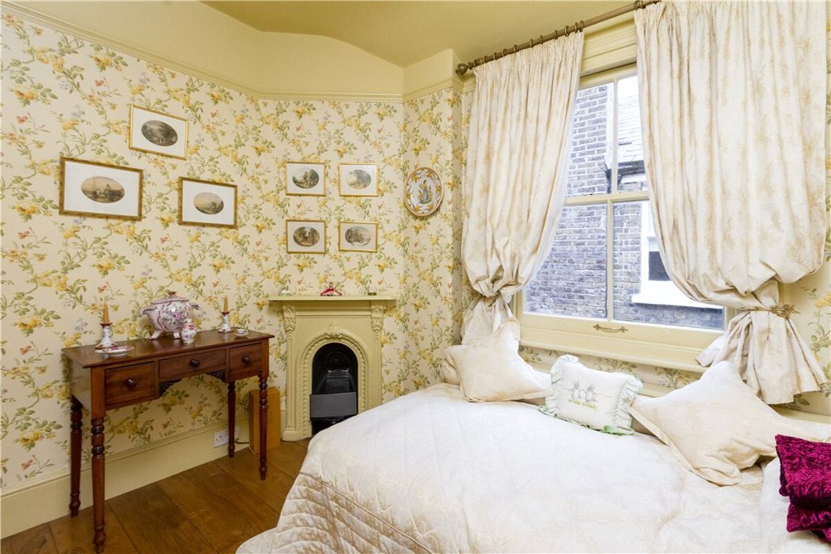 flat for sale in Albert Mansions, Albert Bridge Road, Battersea Park