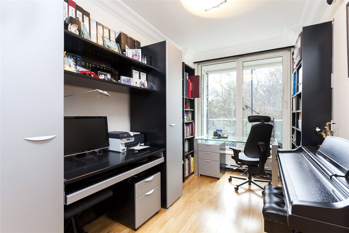 flat for sale in Albert Bridge Road, Battersea Park, London, SW11