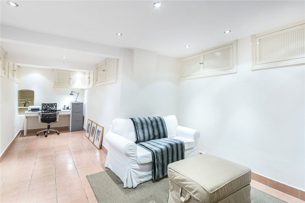 house for sale in Battersea Bridge Road, Battersea Park, London, SW11