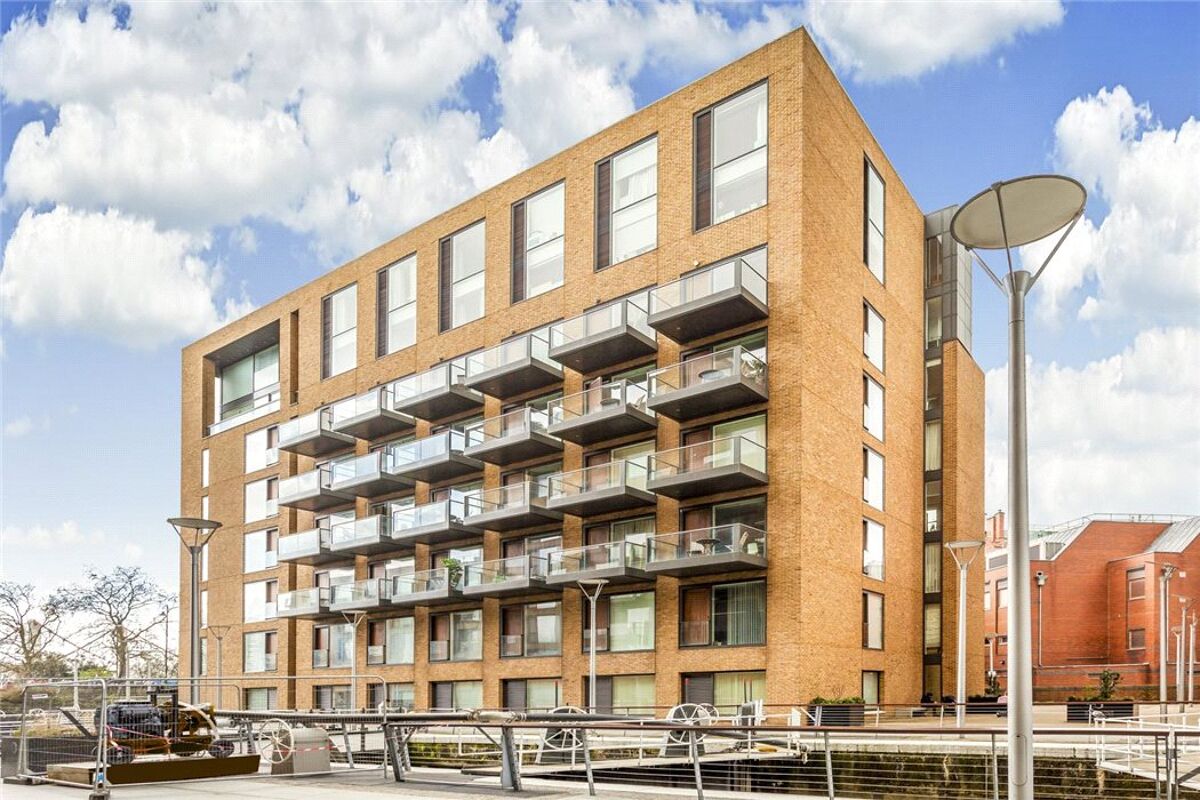 flat for sale in Hirst Court, Grosvenor Waterside, 20 Gatliff Road