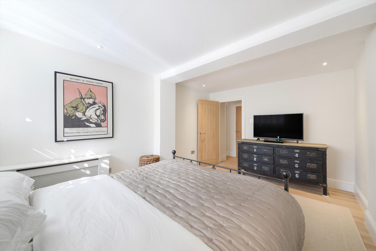 flat for sale in St. Saviours Wharf, Shad Thames, London, SE1