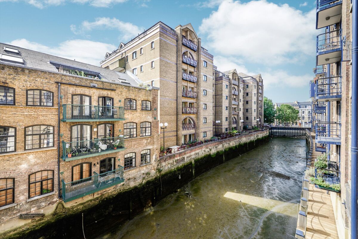 flat for sale in St. Saviours Wharf, Shad Thames, London, SE1