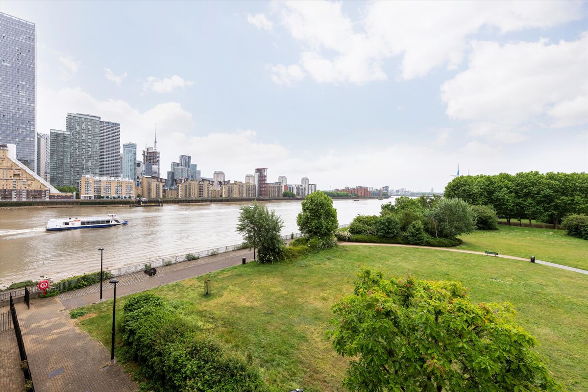 flat for sale in Tivoli Court, Rotherhithe Street, Rotherhithe, London