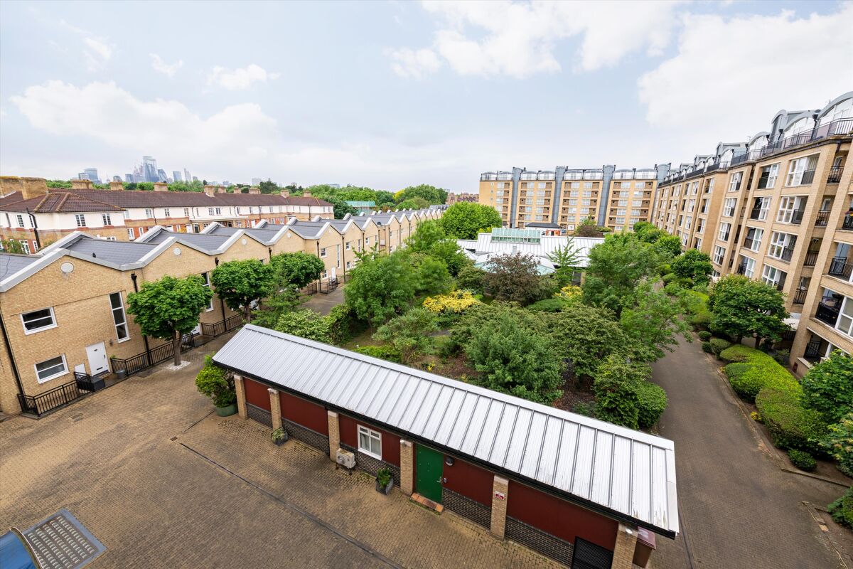 flat for sale in Tivoli Court, Rotherhithe Street, Rotherhithe, London
