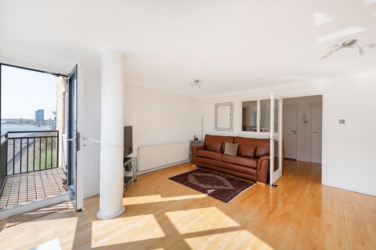 flat for sale in Tivoli Court, Rotherhithe Street, Rotherhithe, London