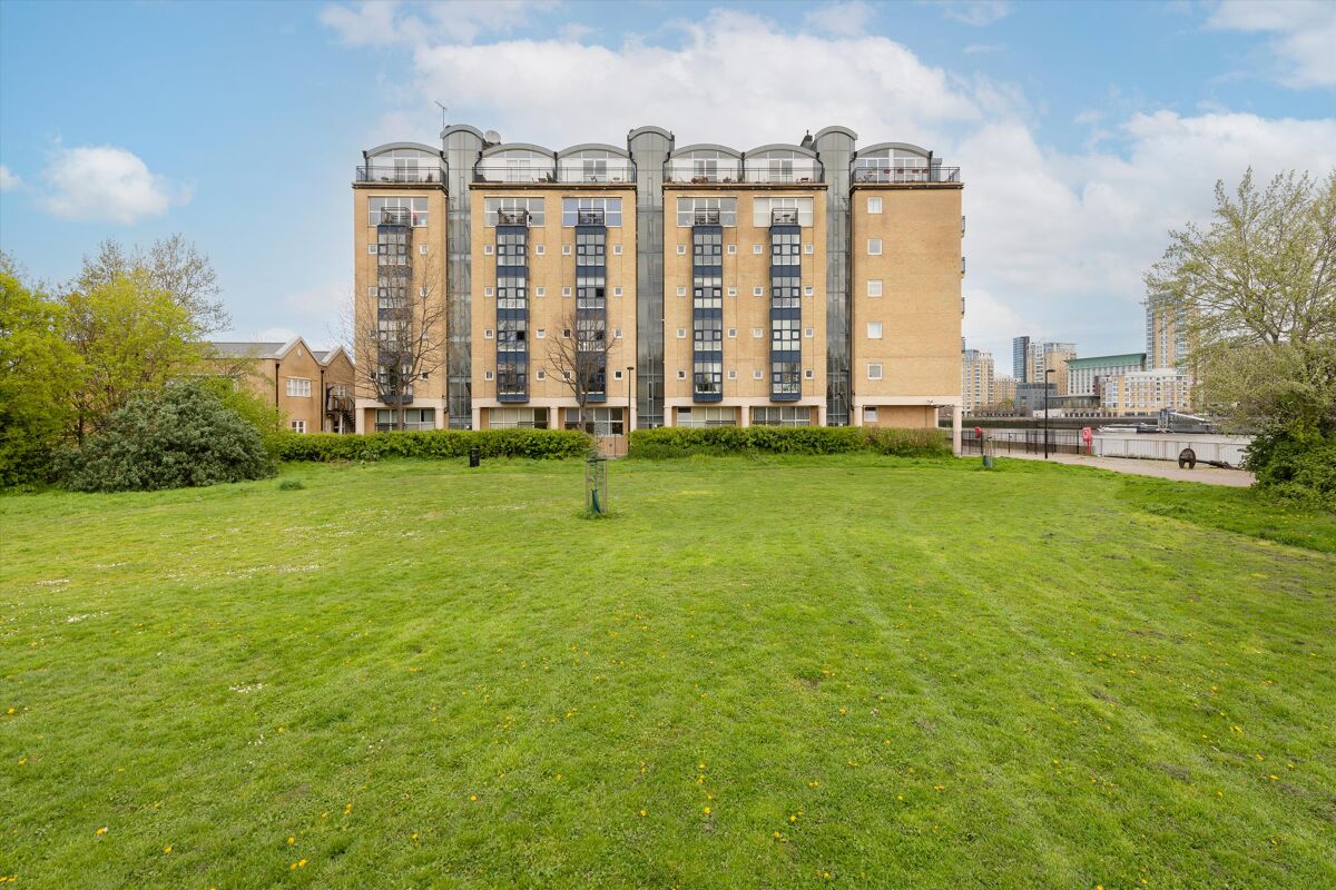 flat for sale in Tivoli Court, Rotherhithe Street, Rotherhithe, London