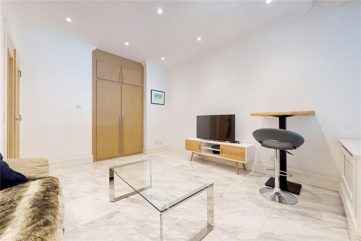 flat to rent in Whitehouse Apartments, Belvedere Road, London, SE1