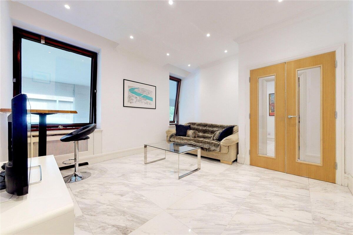 flat to rent in Whitehouse Apartments, Belvedere Road, London, SE1
