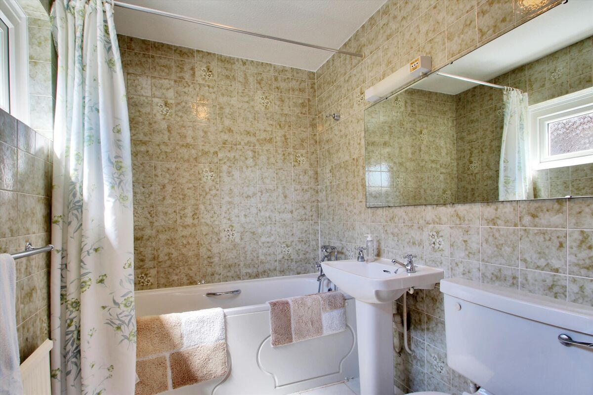 house for sale in Chesterfield Drive, Sevenoaks, Kent, TN13