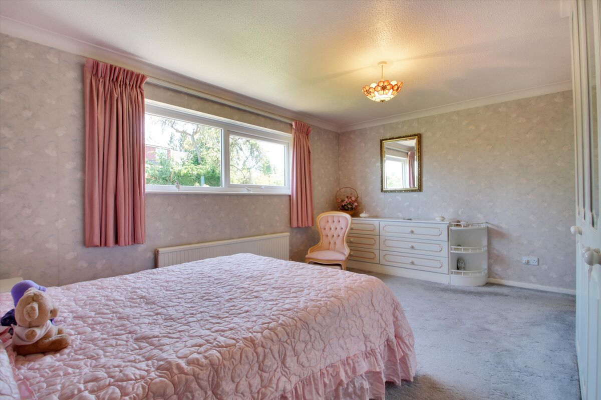 house for sale in Chesterfield Drive, Sevenoaks, Kent, TN13