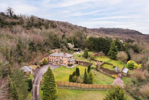 Picture of 5-6 bedroom house for sale.