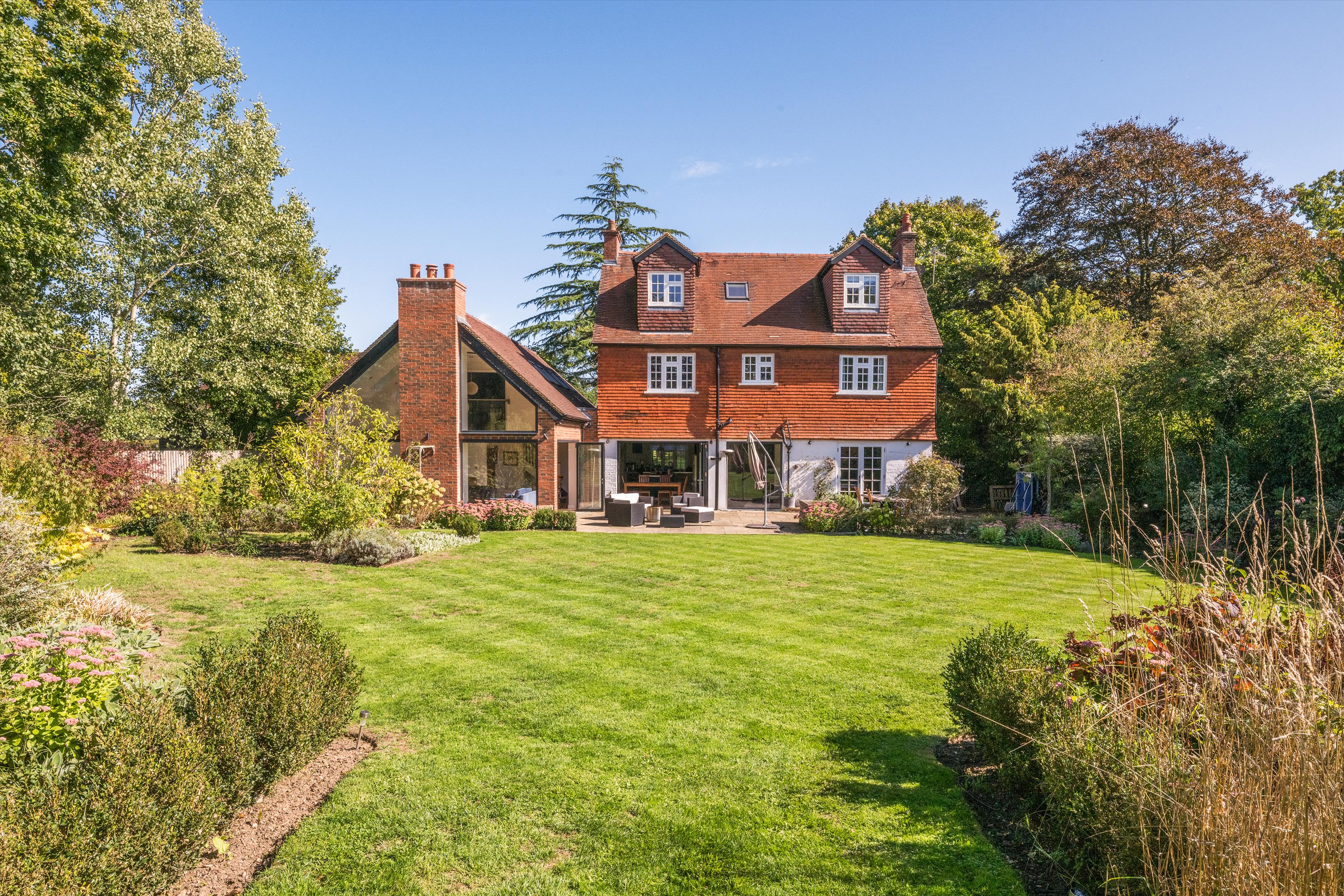 A Countryside Oasis of Refined Elegance 1