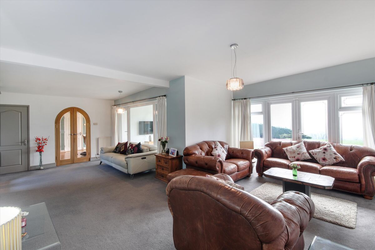 Countryside Grandeur: A Timeless Sanctuary 6