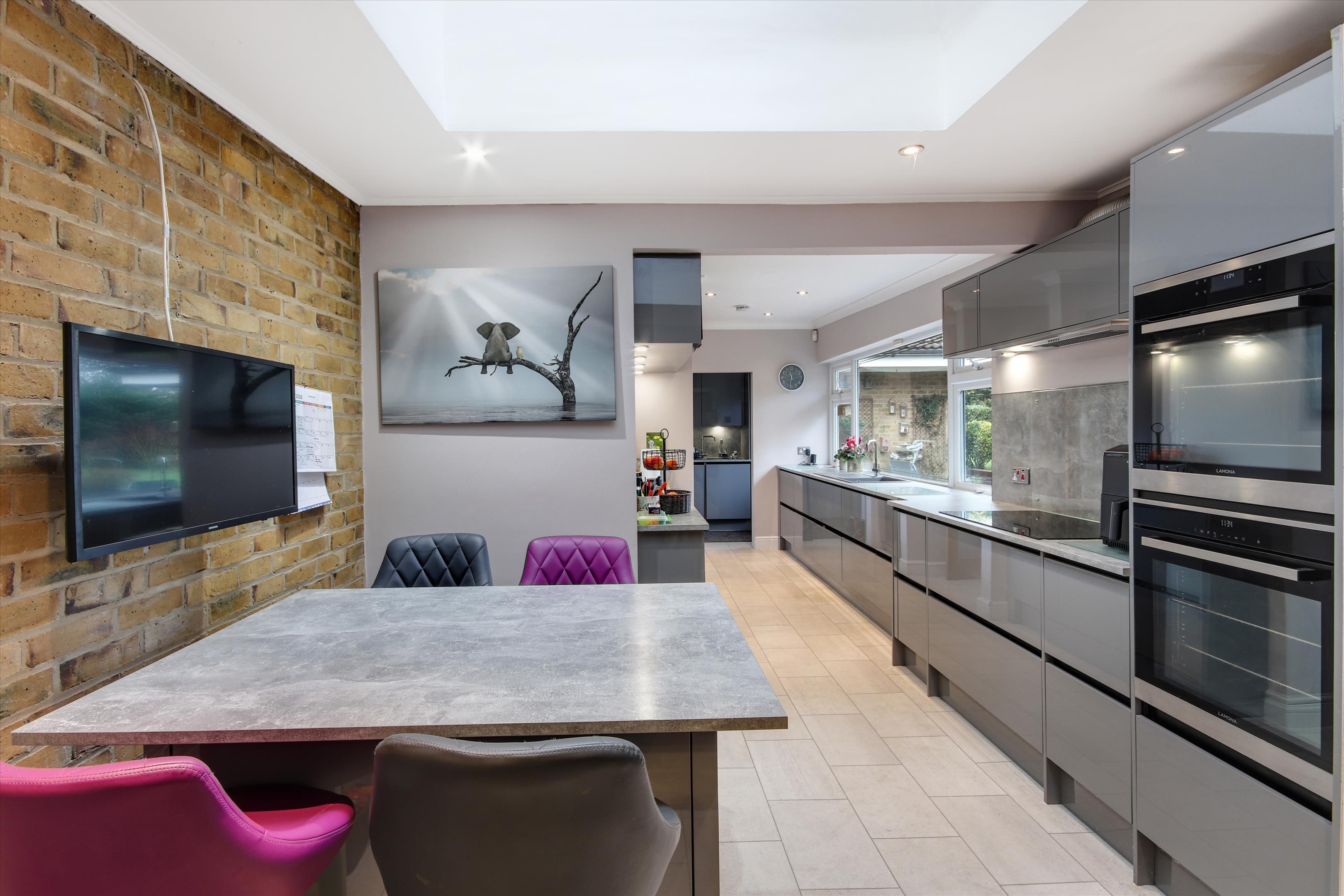 Countryside Grandeur: A Timeless Sanctuary 1