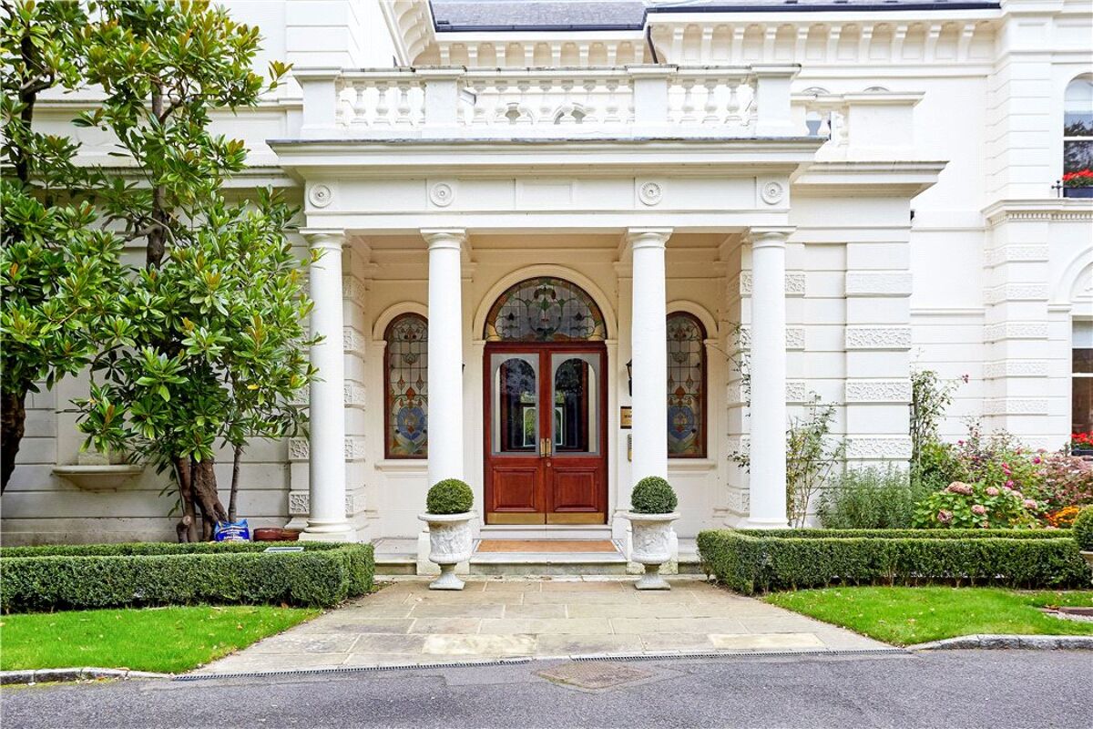 flat for sale in The Manor, Badgers Holt, Tunbridge Wells, Kent, TN2