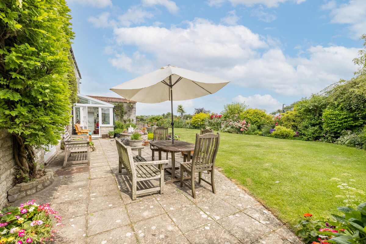 Bowers Farm is an attractive farmhouse, barn and outbuildings