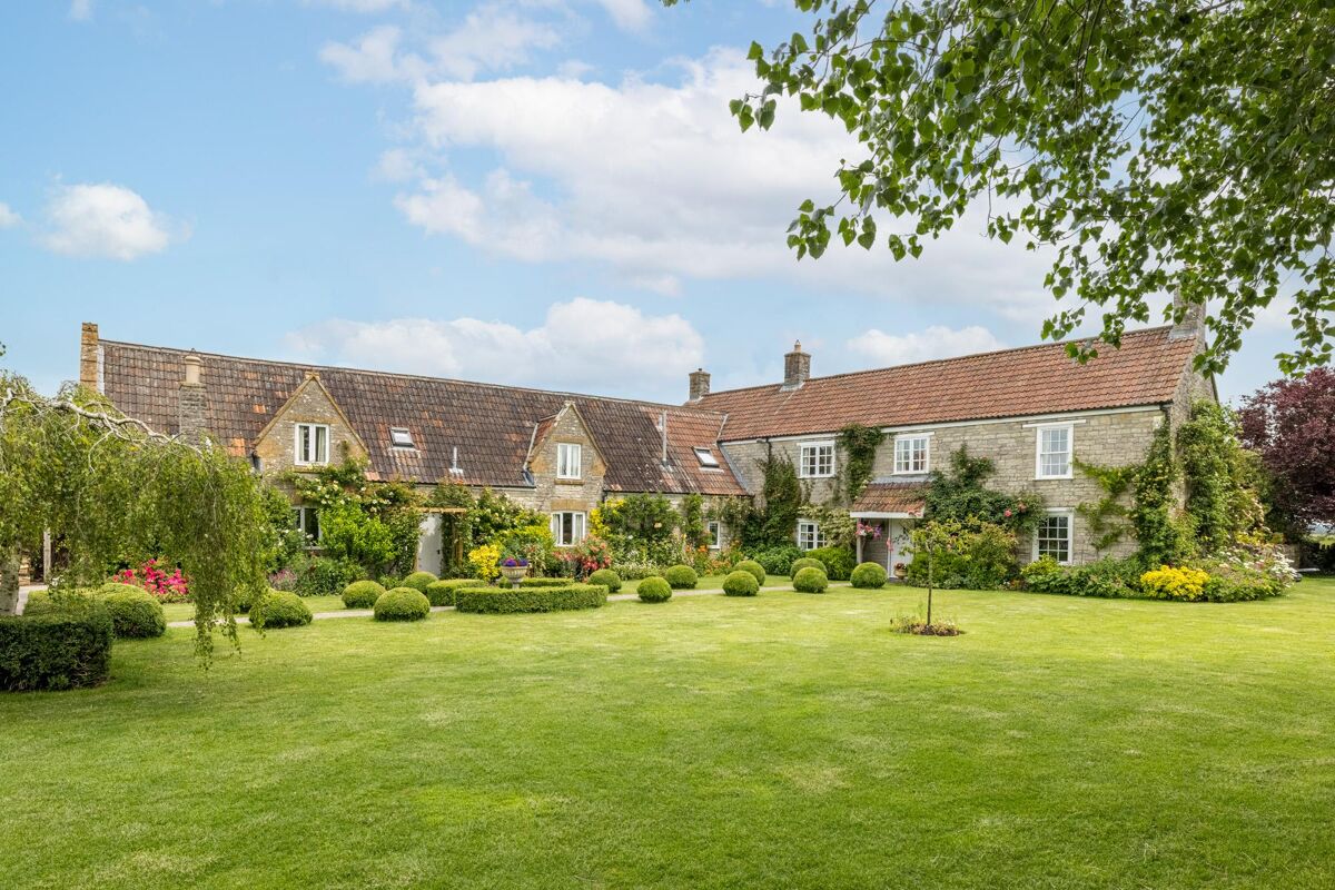 Bowers Farm is an attractive farmhouse, barn and outbuildings