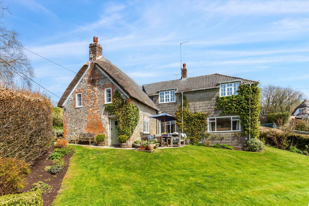 Brock Cottage is an unlisted, well presented 16th century cottage in a