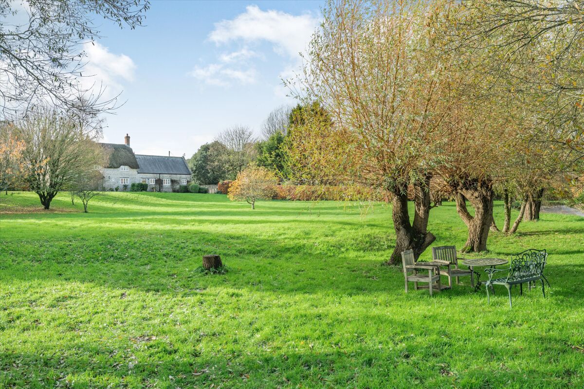 East Cruxton is a contemporary thatched house with annexe set in 2.24