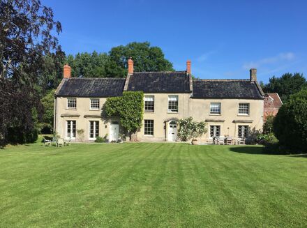 Picture of 7 bedroom house for sale.