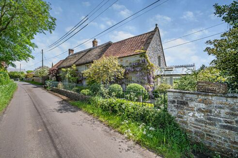 Picture of 4 bedroom house for sale.