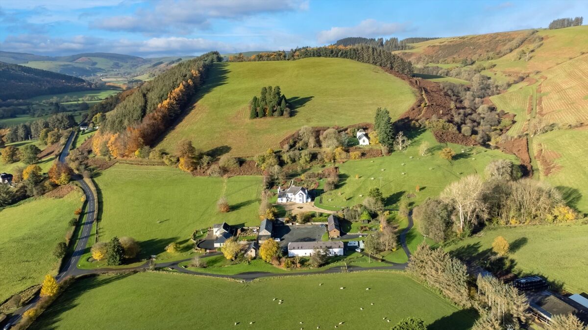 A Countryside Sanctuary of Timeless Elegance 6