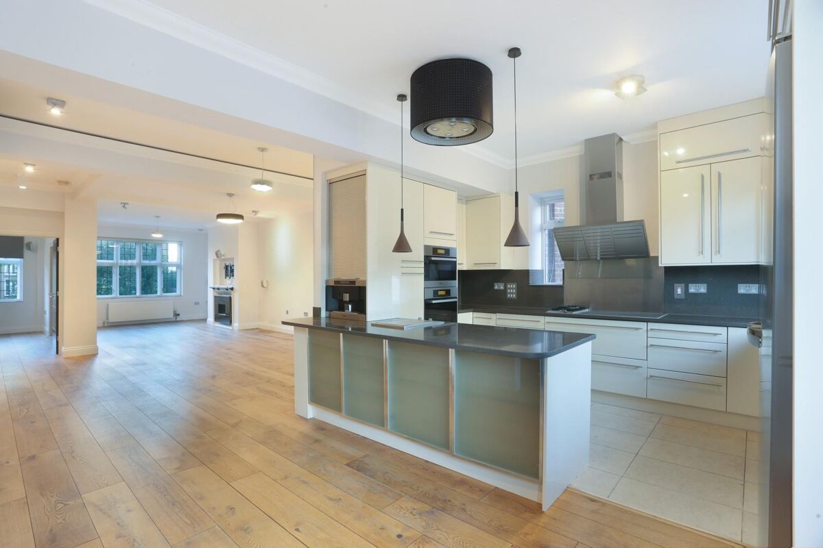 flat to rent in Wellington Road, St John's Wood, London, NW8