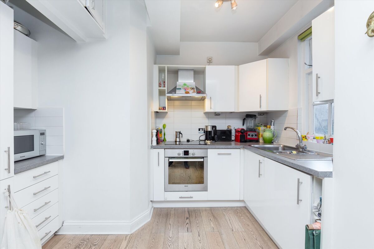 flat to rent in Apsley House, 2329 Finchley Road, London, NW8