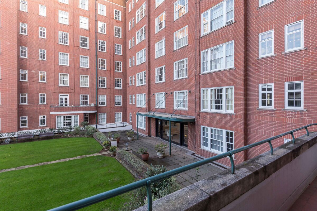 flat to rent in Apsley House, 2329 Finchley Road, London, NW8