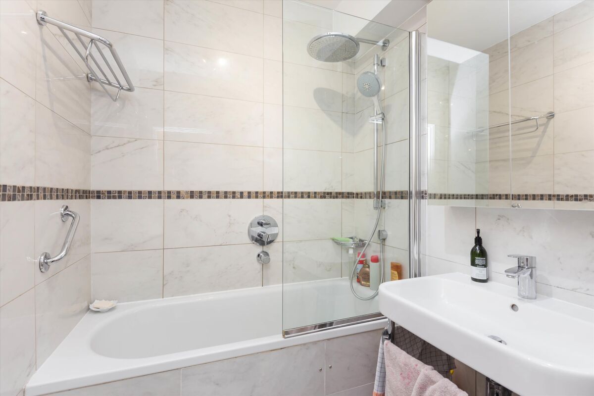 flat to rent in Apsley House, 2329 Finchley Road, London, NW8