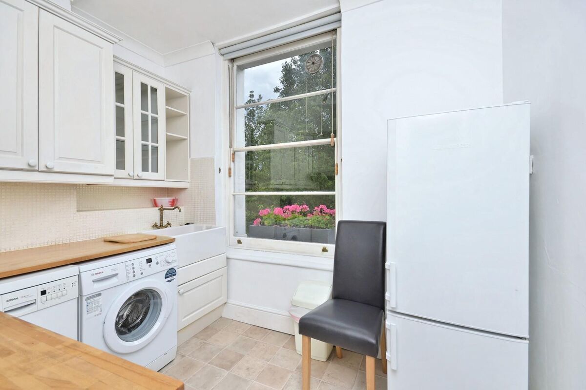 Flat to rent in Blomfield Road, Little Venice, London, W9