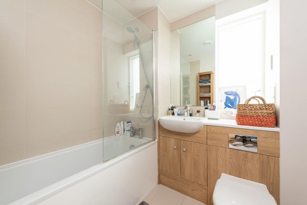 flat to rent in Waterfront Apartments, 82 Amberley Road, London, W9