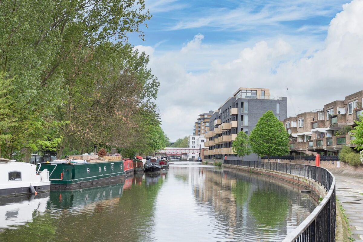 flat to rent in Waterfront Apartments, 82 Amberley Road, London, W9
