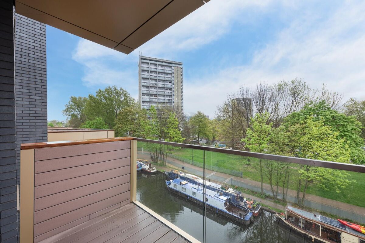 flat to rent in Waterfront Apartments, 82 Amberley Road, London, W9