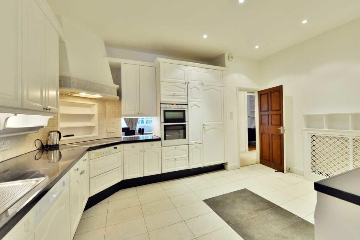 flat to rent in Hanover House, St. Johns Wood High Street, NW8