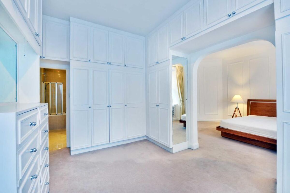 flat to rent in Hanover House, St. Johns Wood High Street, NW8