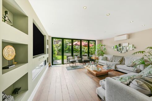 Picture of 4 bedroom townhouse for rent.