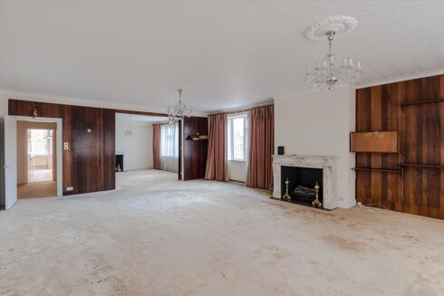 Picture of 4 bedroom flat for sale.